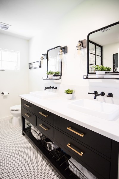 black and white bathroom