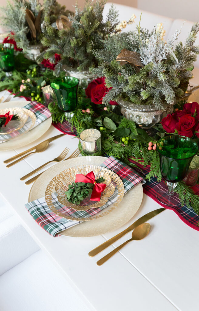 Christmas Cloth Dinner Napkins - Red & Gold Ornaments - Holiday Table Decor